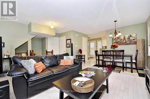 1717 Blohm Drive, Ottawa, ON - Indoor Photo Showing Living Room