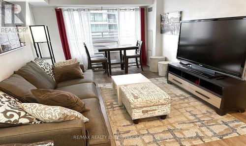 517 - 20 Blue Jays Way, Toronto, ON - Indoor Photo Showing Living Room