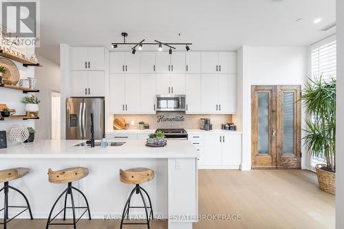 Gph5 - 111 Worsley Street, Barrie, ON - Indoor Photo Showing Kitchen With Upgraded Kitchen