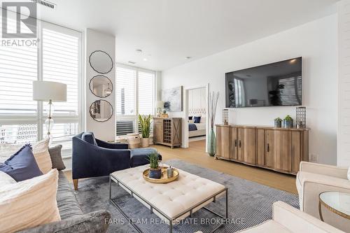 Gph5 - 111 Worsley Street, Barrie, ON - Indoor Photo Showing Living Room