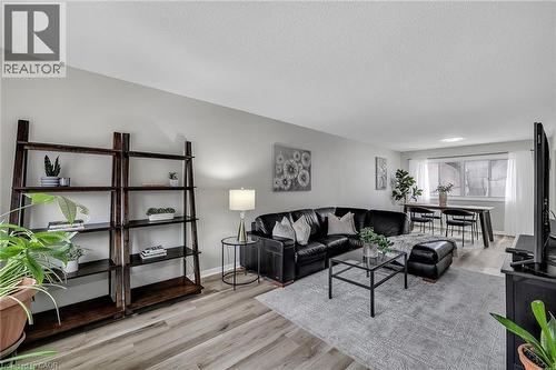 7030 Copenhagen Road Unit# 49, Mississauga, ON - Indoor Photo Showing Living Room