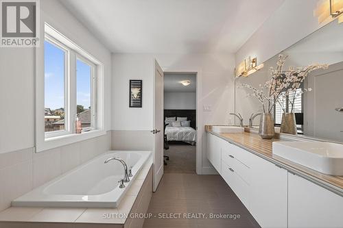 1879 Couldridge Way, London North (North S), ON - Indoor Photo Showing Bathroom