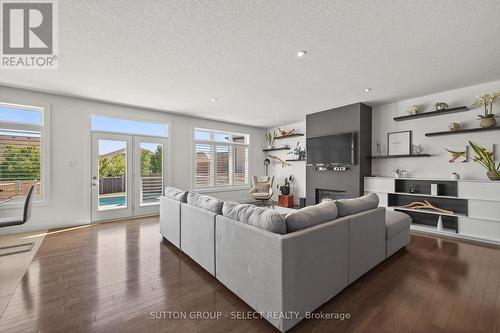 1879 Couldridge Way, London North (North S), ON - Indoor Photo Showing Living Room