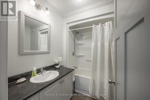 1015 Guilford Court, Dysart Et Al (Guilford), ON - Indoor Photo Showing Bathroom