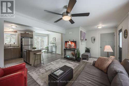 1015 Guilford Court, Dysart Et Al (Guilford), ON - Indoor Photo Showing Living Room