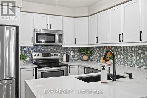945 Deverell Place, Milton, ON - Indoor Photo Showing Kitchen With Upgraded Kitchen