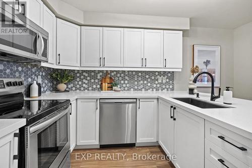945 Deverell Place, Milton, ON - Indoor Photo Showing Kitchen With Upgraded Kitchen