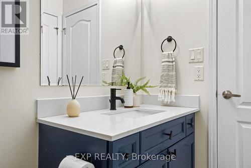 945 Deverell Place, Milton, ON - Indoor Photo Showing Bathroom