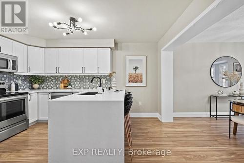 945 Deverell Place, Milton, ON - Indoor Photo Showing Kitchen With Upgraded Kitchen