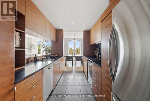 408 - 385 Brunswick Avenue, Toronto, ON - Indoor Photo Showing Kitchen With Upgraded Kitchen