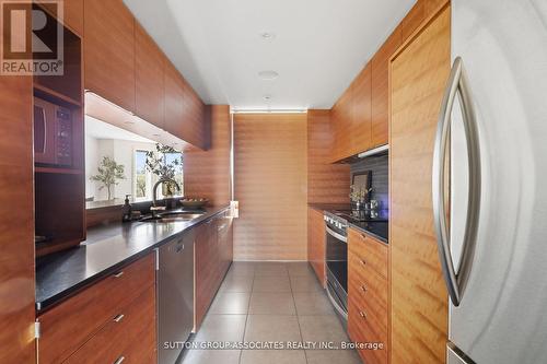 408 - 385 Brunswick Avenue, Toronto, ON - Indoor Photo Showing Kitchen