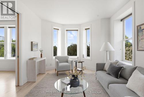 408 - 385 Brunswick Avenue, Toronto, ON - Indoor Photo Showing Living Room