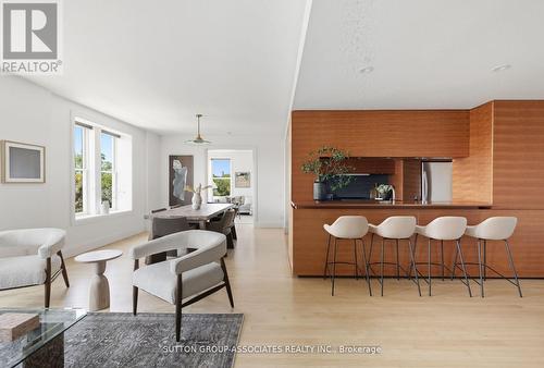 408 - 385 Brunswick Avenue, Toronto, ON - Indoor Photo Showing Living Room