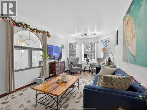 6860 Matchette Road, Lasalle, ON - Indoor Photo Showing Living Room