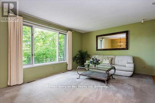 31 Lakeview Crescent, Tiny, ON - Indoor Photo Showing Living Room