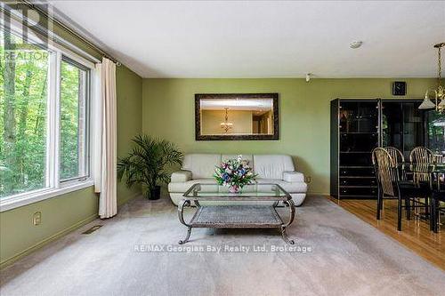 31 Lakeview Crescent, Tiny, ON - Indoor Photo Showing Living Room