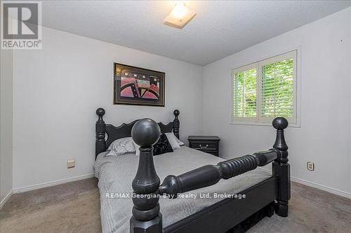 31 Lakeview Crescent, Tiny, ON - Indoor Photo Showing Bedroom