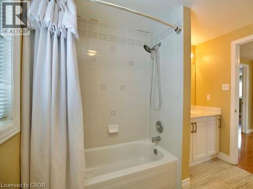 Full bathroom with shower / tub combo and vanity - 109 Beechmanor Crescent, Kitchener, ON - Indoor Photo Showing Bathroom