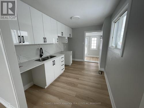 321 Dieppe Street, Welland (Lincoln/Crowland), ON - Indoor Photo Showing Kitchen With Double Sink
