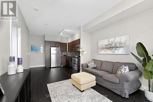 712 - 65 Speers Road, Oakville, ON - Indoor Photo Showing Living Room