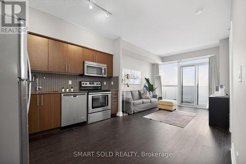 712 - 65 Speers Road, Oakville, ON - Indoor Photo Showing Kitchen With Stainless Steel Kitchen