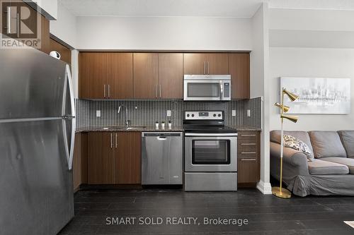 712 - 65 Speers Road, Oakville, ON - Indoor Photo Showing Kitchen With Stainless Steel Kitchen