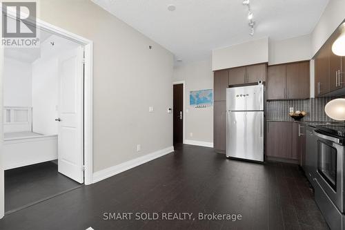 712 - 65 Speers Road, Oakville, ON - Indoor Photo Showing Kitchen With Stainless Steel Kitchen