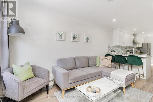 97 East 31St Street, Hamilton, ON - Indoor Photo Showing Living Room