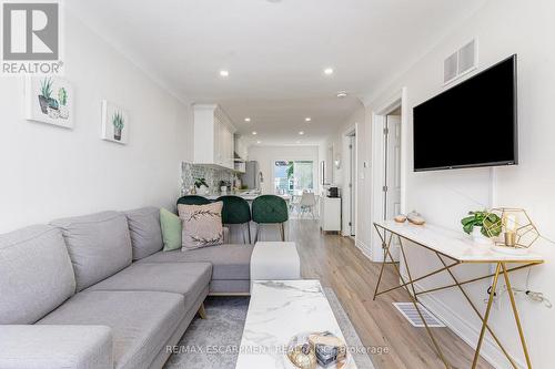 97 East 31St Street, Hamilton, ON - Indoor Photo Showing Living Room