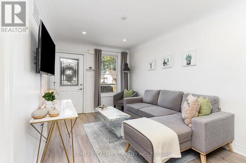 97 East 31St Street, Hamilton, ON - Indoor Photo Showing Living Room