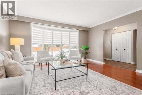 581 Braemore Road, Burlington, ON - Indoor Photo Showing Living Room
