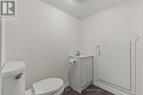 22 Denistoun Street, Welland (Broadway), ON - Indoor Photo Showing Bathroom