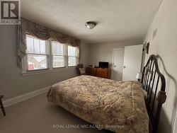 Bright primary bedroom with 2 closets - 