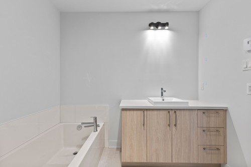 Salle de bains - 101-651 Av. Forest, Notre-Dame-De-L'Île-Perrot, QC - Indoor Photo Showing Bathroom