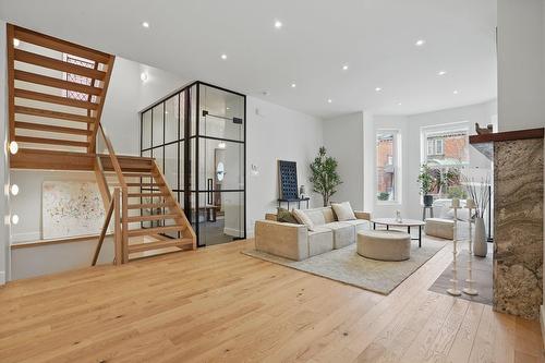 Salon - 17 Av. Melbourne, Westmount, QC - Indoor