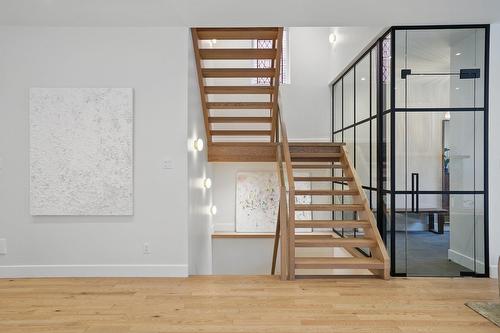 Escalier - 17 Av. Melbourne, Westmount, QC - Indoor Photo Showing Other Room