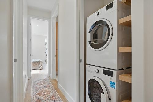 Salle de lavage - 17 Av. Melbourne, Westmount, QC - Indoor Photo Showing Laundry Room