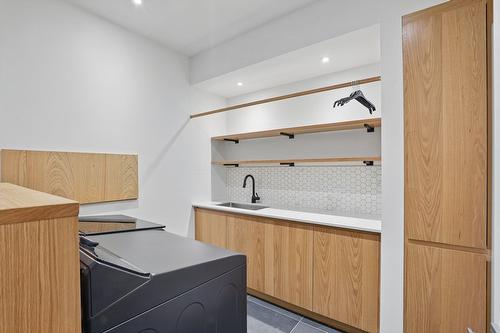 Salle de lavage - 17 Av. Melbourne, Westmount, QC - Indoor