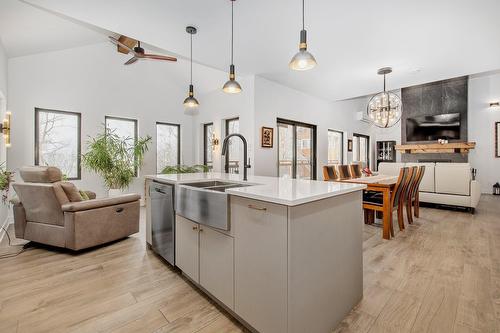 Vue d'ensemble - 929 Rue De Château-D'Aix, Val-David, QC - Indoor Photo Showing Kitchen With Double Sink With Upgraded Kitchen