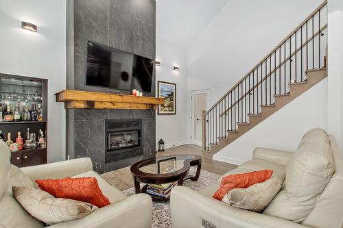 Salon - 929 Rue De Château-D'Aix, Val-David, QC - Indoor Photo Showing Living Room With Fireplace