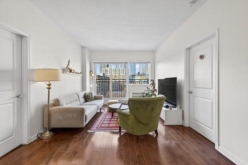 Salon - 816-1225 Rue Notre-Dame O., Montréal (Ville-Marie), QC - Indoor