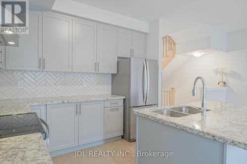 32 Guardhouse Crescent, Markham, ON - Indoor Photo Showing Kitchen With Double Sink With Upgraded Kitchen