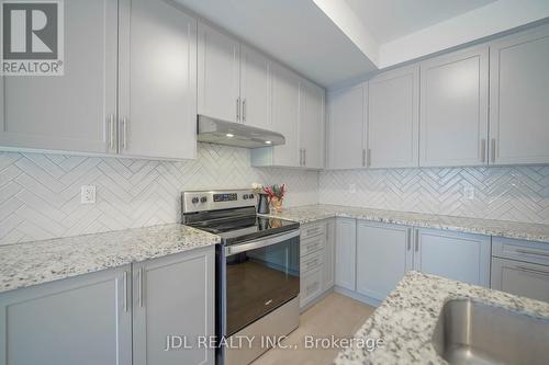 32 Guardhouse Crescent, Markham, ON - Indoor Photo Showing Kitchen With Upgraded Kitchen