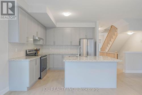 32 Guardhouse Crescent, Markham, ON - Indoor Photo Showing Kitchen With Upgraded Kitchen