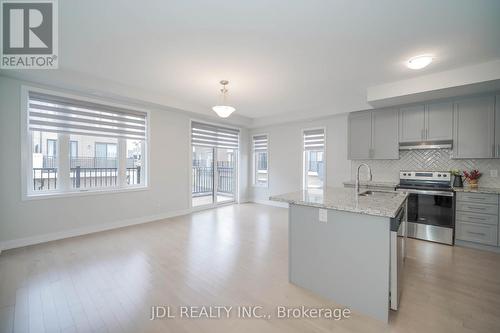 32 Guardhouse Crescent, Markham, ON - Indoor Photo Showing Kitchen With Upgraded Kitchen