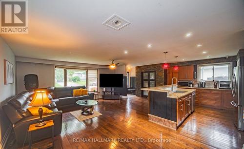 4 Devins Drive, Aurora, ON - Indoor