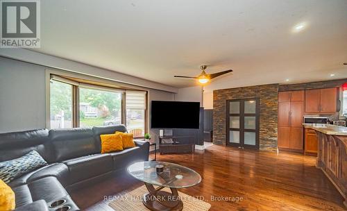4 Devins Drive, Aurora, ON - Indoor Photo Showing Living Room