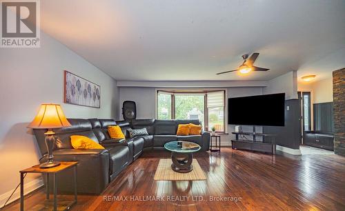4 Devins Drive, Aurora, ON - Indoor Photo Showing Living Room