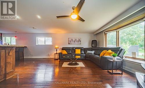 4 Devins Drive, Aurora, ON - Indoor Photo Showing Living Room