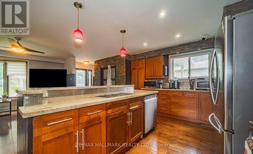 4 Devins Drive, Aurora, ON - Indoor Photo Showing Kitchen